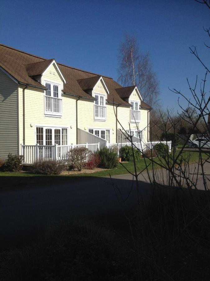 Liming Lodge - Lakeside Home In The Cotswolds 南塞尔尼 外观 照片