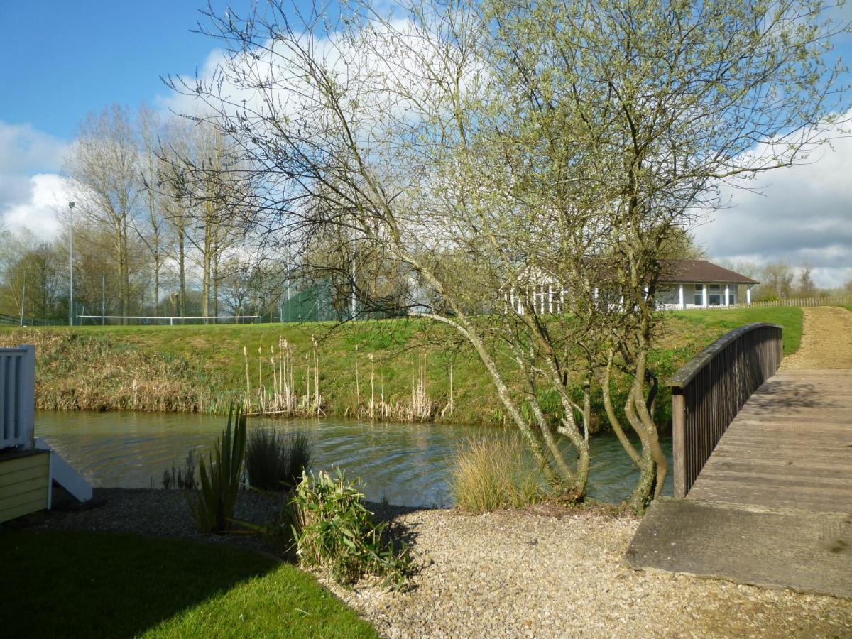Liming Lodge - Lakeside Home In The Cotswolds 南塞尔尼 外观 照片
