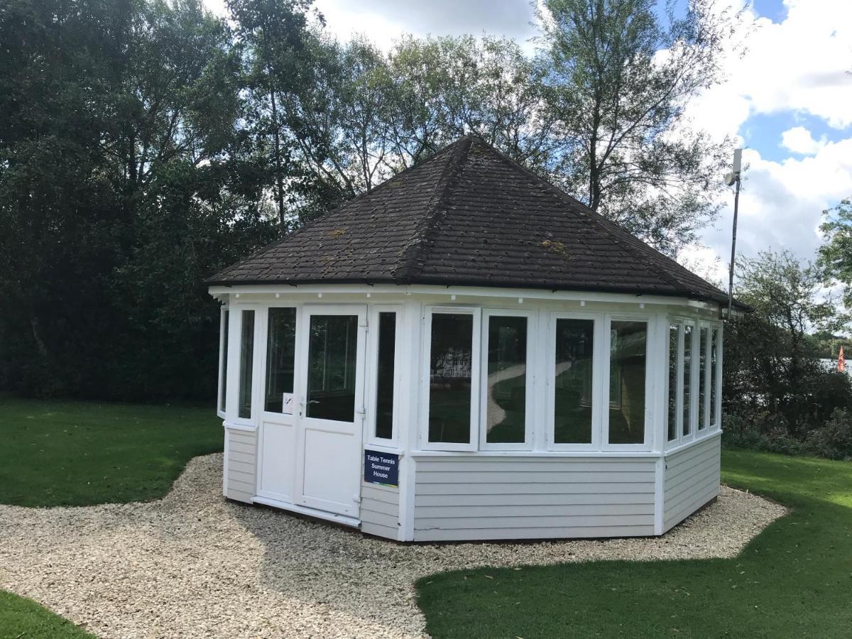 Liming Lodge - Lakeside Home In The Cotswolds 南塞尔尼 外观 照片